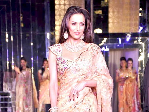 malaika arora walks for bhairavi jaikishen at aamby valley city india bridal week 2011 4