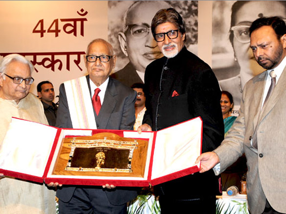 amitabh bachchan felicitates shahryar with 44th jnanpith award 3