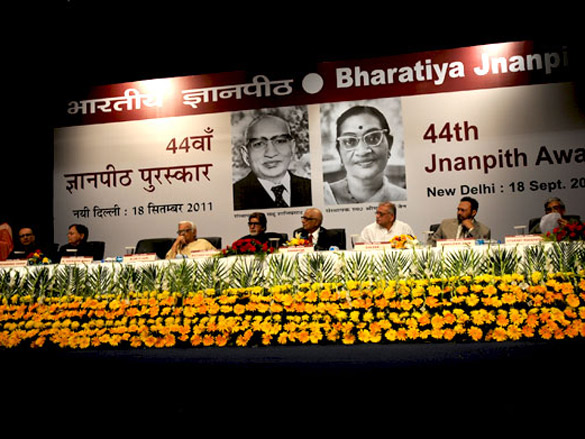 amitabh bachchan felicitates shahryar with 44th jnanpith award 4