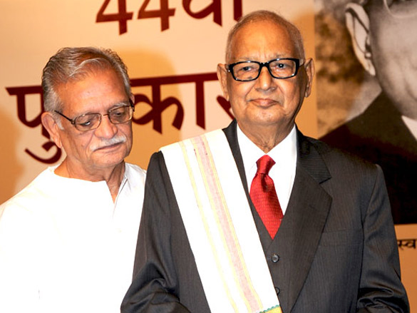 amitabh bachchan felicitates shahryar with 44th jnanpith award 6