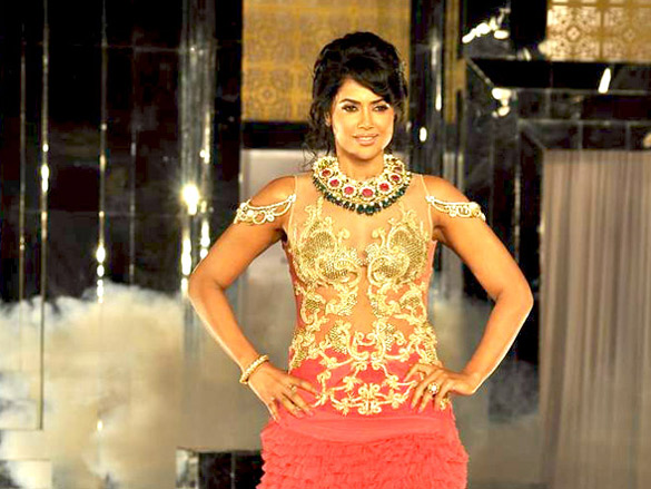 sameera and jackky walk for shane falguni peacock at aamby valley city india bridal week 2011 4