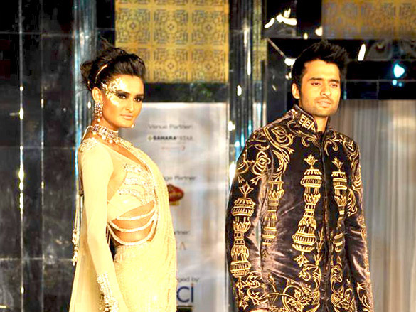 sameera and jackky walk for shane falguni peacock at aamby valley city india bridal week 2011 5