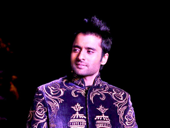 sameera and jackky walk for shane falguni peacock at aamby valley city india bridal week 2011 6