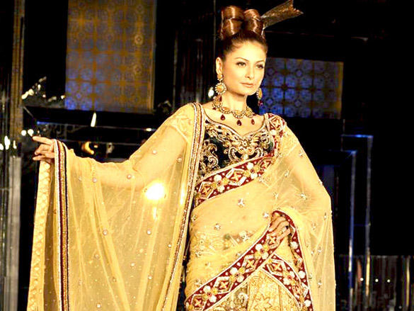 hema and esha walk for neeta lulla at aamby valley city india bridal week 2011 11