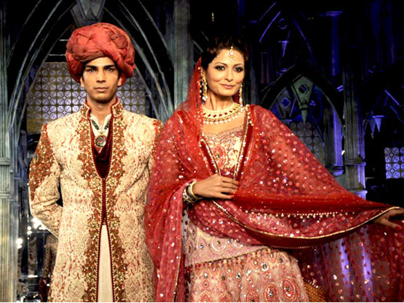 tarun tahilianis finale show at aamby valley city india bridal week 2011 5