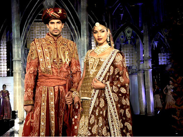 tarun tahilianis finale show at aamby valley city india bridal week 2011 8