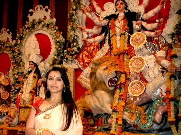 rani and kajol at north bombay sarbojinik durga puja 5