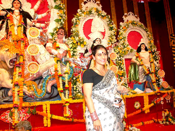 rani and kajol at north bombay sarbojinik durga puja 7