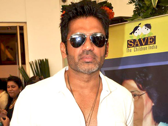 suniel shetty and sophie at araish exhibition 3