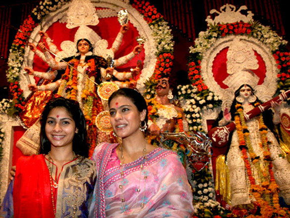 ranbir kapoor kajol and sonu nigam at sarbojinik durga puja 4