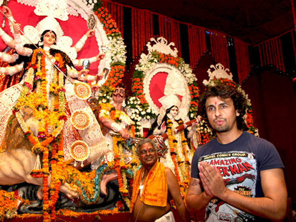 ranbir kapoor kajol and sonu nigam at sarbojinik durga puja 7