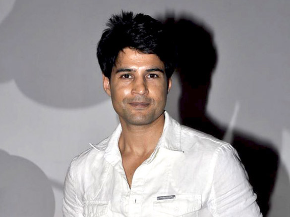 rajeev khandelwal and sushma grace saini johrays art exhibition 8