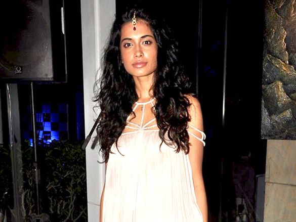 manisha koirala and sarah jane at percept ajay gulatis exhibition 9