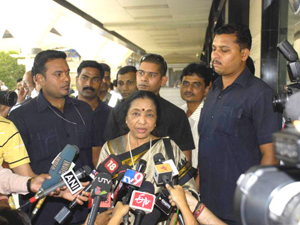 asha bhosle spotted at airport 4