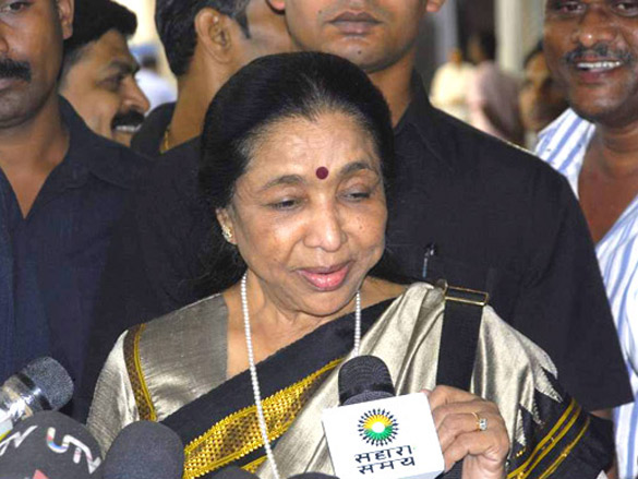 asha bhosle spotted at airport 7