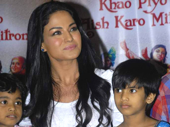 veena malik adopts payal kamble a seven year old girl 7