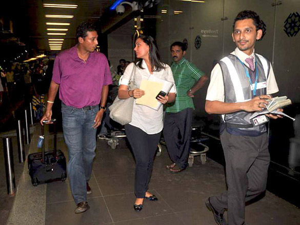 lara and mahesh leave for their london vacation 7