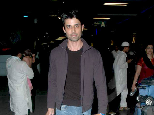 ameet m gaurr snapped at international airport 4