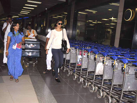 sonam kapoor snapped at the airport 6