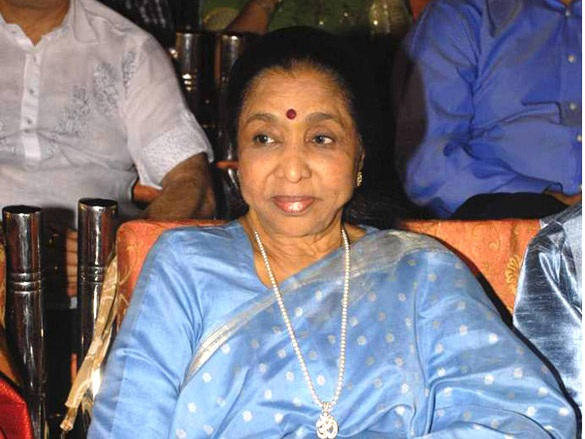 asha bhosle at a marathi concert to pay tribute to yashwant dev 5