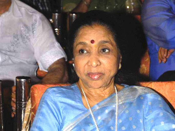 asha bhosle at a marathi concert to pay tribute to yashwant dev 7