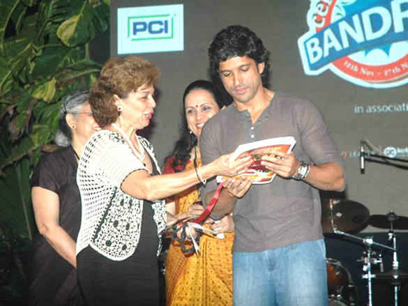 farhan akhtar at celeberate bandra concert 5