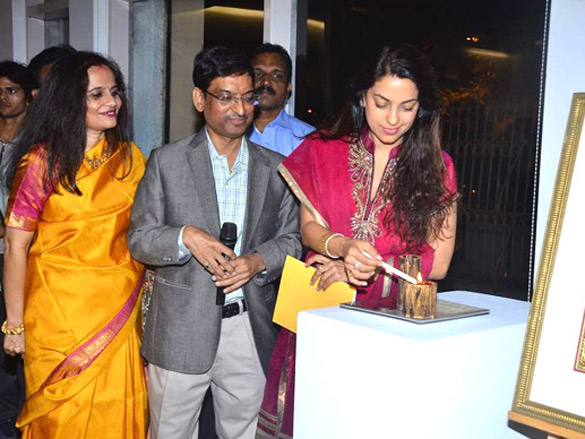 juhi chawla at bharat tripathis art exhibition 2