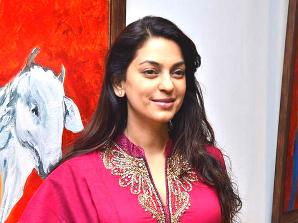 juhi chawla at bharat tripathis art exhibition 7