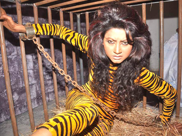 gauhar and nigaar khan shoot for peta in protest of zoos 6