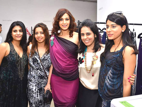 sonali bendre snapped at aarnas fashion exhibition at the bmb art gallery 2