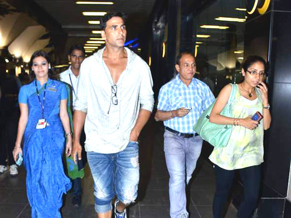 akshay snapped at the international airport in a cool casual look 5