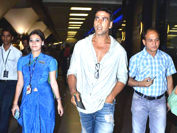 akshay snapped at the international airport in a cool casual look 6