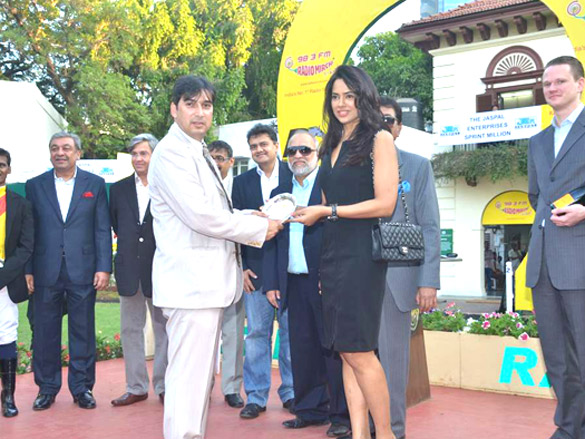 dharmendra and sameera reddy snapped at the race course 5