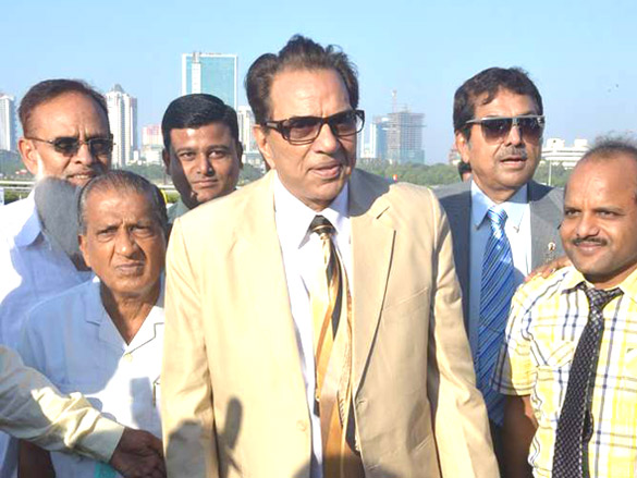 dharmendra and sameera reddy snapped at the race course 9