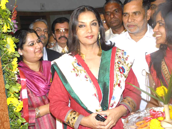shabana azmi at preksha lals art exhibition 3