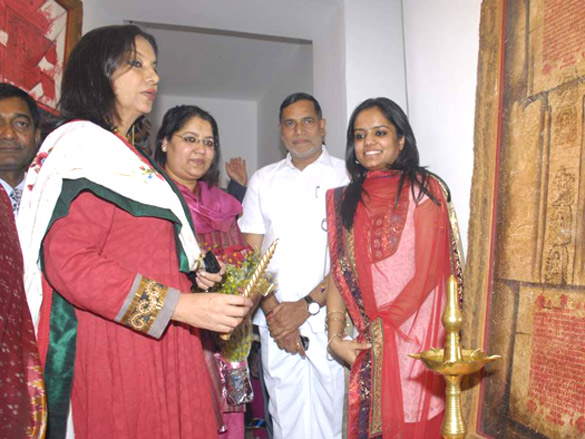 shabana azmi at preksha lals art exhibition 5