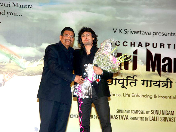 akshay kumar unveils sonu nigams gayatri mantra music album 5