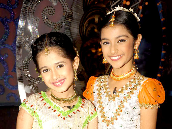sonam and malaika on the sets of nachle ve with saroj khan 17