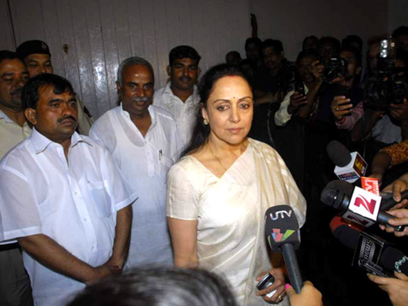 bollywood pays respect at dev anands prayer meet 9