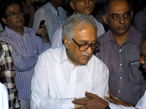 bollywood pays respect at dev anands prayer meet 16