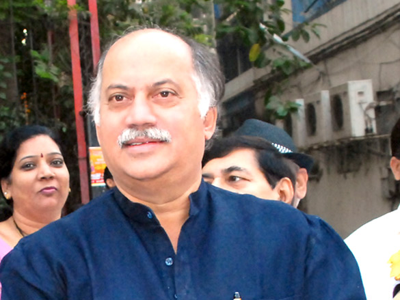 gurudas kamat flagged off 8th mini marathon 2011 at lokhandwala 3