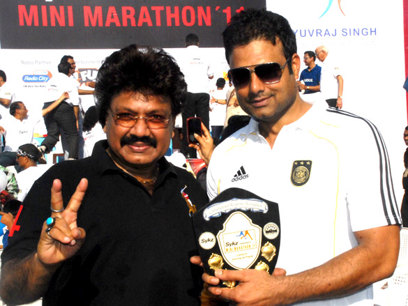 gurudas kamat flagged off 8th mini marathon 2011 at lokhandwala 4