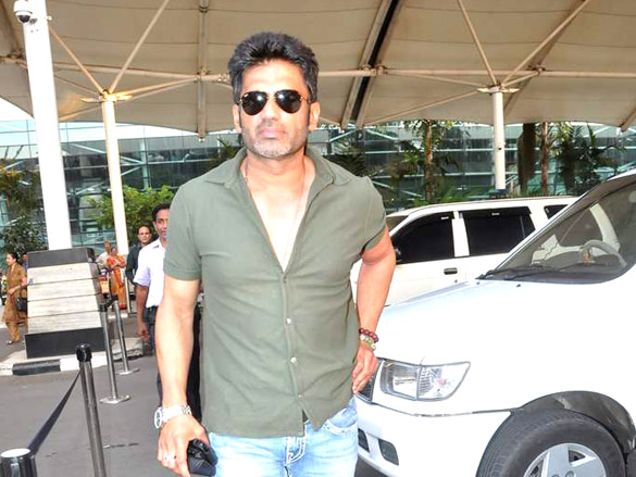sushmita and suniel shetty snapped at domestic airport 4