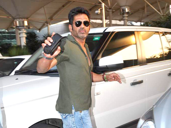 sushmita and suniel shetty snapped at domestic airport 6