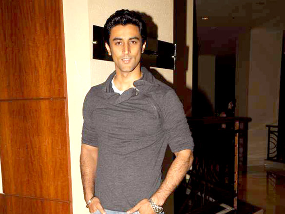 dia mirza and kunal kapoor at an art event 3