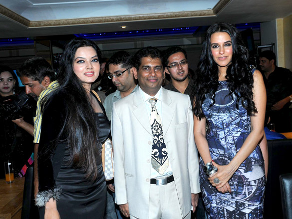 neha dhupia unveils mohammed fasihs sheesh mahal lounge 8