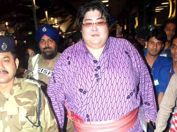 sanjay dutt and yamamotayama snapped at the airport 5