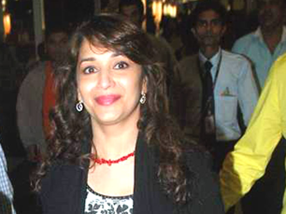 madhuri snapped with husband and kids at the airport 2