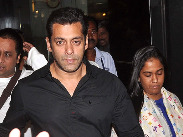salman khan arrives back from dubai after new year celebrations 2