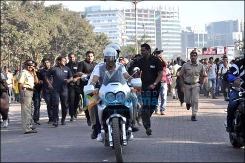 Check out: Akshay supports ‘Ride for Safety’ campaign